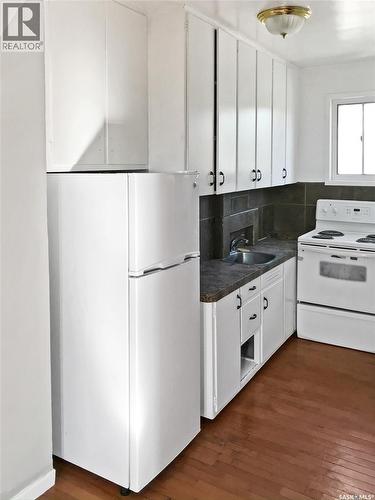 301 Cheadle Street E, Swift Current, SK - Indoor Photo Showing Kitchen