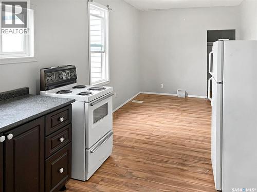 301 Cheadle Street E, Swift Current, SK - Indoor Photo Showing Kitchen