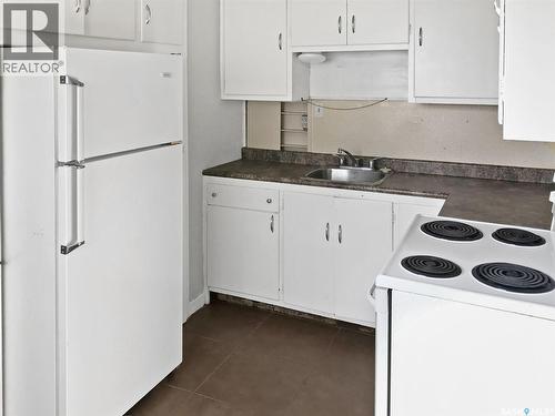 301 Cheadle Street E, Swift Current, SK - Indoor Photo Showing Kitchen