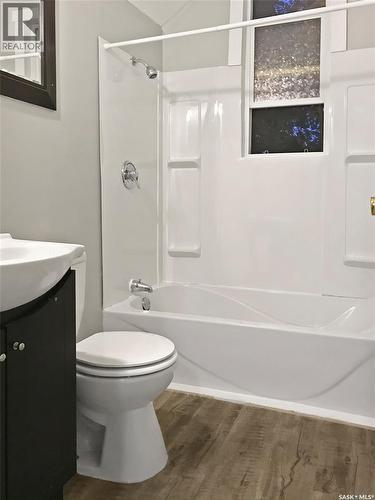 301 Cheadle Street E, Swift Current, SK - Indoor Photo Showing Bathroom