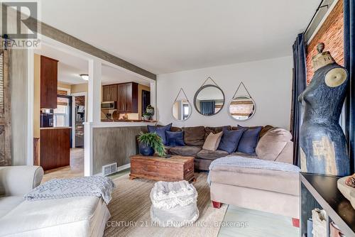 30 Clarence Street, Brampton, ON - Indoor Photo Showing Living Room