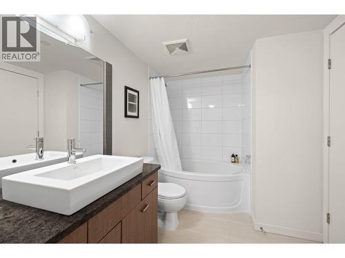 547 Yates Road Unit# 406, Kelowna, BC - Indoor Photo Showing Bathroom