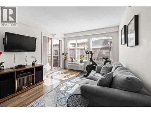 547 Yates Road Unit# 406, Kelowna, BC - Indoor Photo Showing Living Room