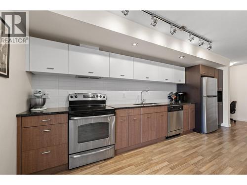 547 Yates Road Unit# 406, Kelowna, BC - Indoor Photo Showing Kitchen