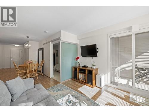 547 Yates Road Unit# 406, Kelowna, BC - Indoor Photo Showing Living Room
