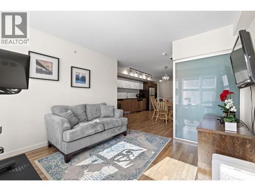 547 Yates Road Unit# 406, Kelowna, BC - Indoor Photo Showing Living Room