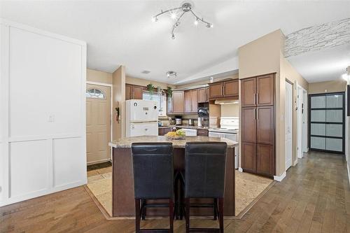193 Beckinsale Bay, Winnipeg, MB - Indoor Photo Showing Kitchen