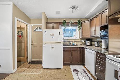 193 Beckinsale Bay, Winnipeg, MB - Indoor Photo Showing Kitchen