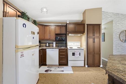 193 Beckinsale Bay, Winnipeg, MB - Indoor Photo Showing Kitchen