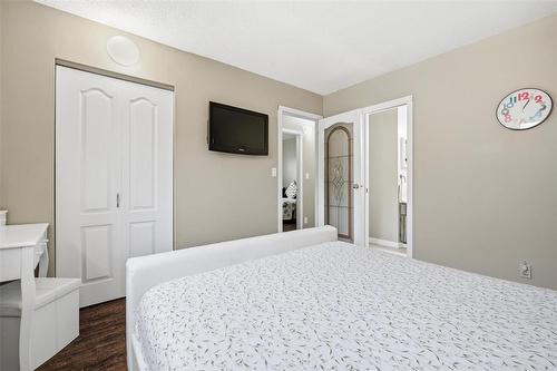 193 Beckinsale Bay, Winnipeg, MB - Indoor Photo Showing Bedroom