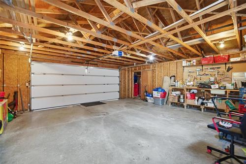 193 Beckinsale Bay, Winnipeg, MB - Indoor Photo Showing Garage