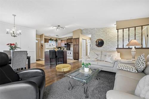 193 Beckinsale Bay, Winnipeg, MB - Indoor Photo Showing Living Room