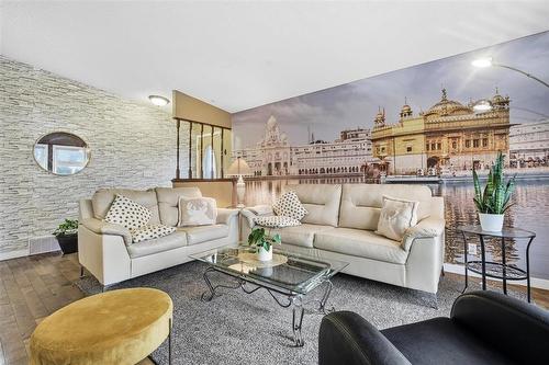 193 Beckinsale Bay, Winnipeg, MB - Indoor Photo Showing Living Room