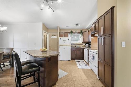 193 Beckinsale Bay, Winnipeg, MB - Indoor Photo Showing Kitchen