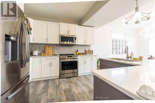 92 Ledgerock Court, Quinte West (Sidney Ward), ON - Indoor Photo Showing Kitchen With Upgraded Kitchen