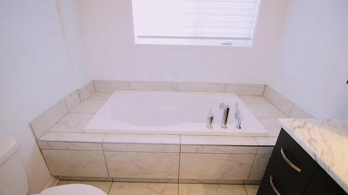 Bathroom - 2299 Rue De La Salamandre, Sainte-Marthe-Sur-Le-Lac, QC - Indoor Photo Showing Bathroom