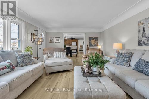 436 Broadway Street, Tillsonburg, ON - Indoor Photo Showing Living Room