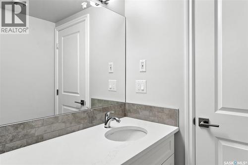 102 318 108Th Street, Saskatoon, SK - Indoor Photo Showing Bathroom