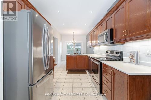3 Tuscany Lane, Brampton, ON - Indoor Photo Showing Kitchen With Upgraded Kitchen