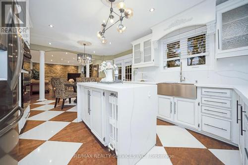 74 Leeward Drive N, Brampton, ON - Indoor Photo Showing Kitchen With Upgraded Kitchen