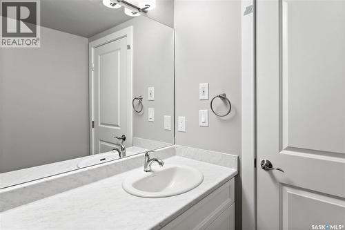 202 318 108Th Street W, Saskatoon, SK - Indoor Photo Showing Bathroom