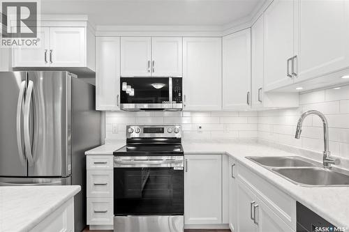 202 318 108Th Street W, Saskatoon, SK - Indoor Photo Showing Kitchen With Stainless Steel Kitchen With Double Sink With Upgraded Kitchen