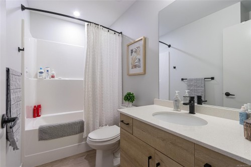 204-2465 Gateway Rd, Langford, BC - Indoor Photo Showing Bathroom