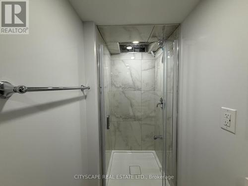 5582 Meadowcrest Avenue, Mississauga, ON - Indoor Photo Showing Bathroom
