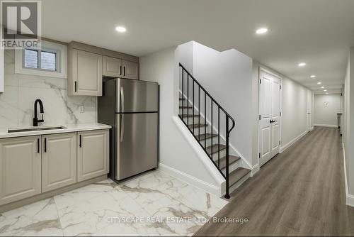 5582 Meadowcrest Avenue, Mississauga, ON - Indoor Photo Showing Kitchen