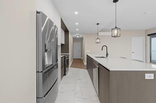 Cuisine - 1202-2835 Av. Du Cosmodôme, Laval (Chomedey), QC - Indoor Photo Showing Kitchen With Upgraded Kitchen