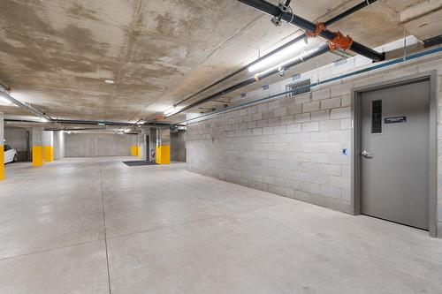 Garage - 1202-2835 Av. Du Cosmodôme, Laval (Chomedey), QC - Indoor Photo Showing Garage