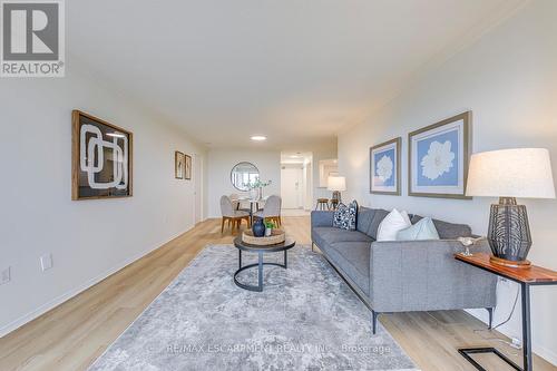 902 - 5080 Pinedale Avenue, Burlington, ON - Indoor Photo Showing Living Room