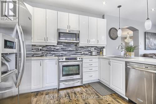 864 Etherington Way, Milton, ON - Indoor Photo Showing Kitchen With Upgraded Kitchen