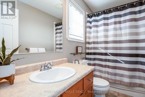 383 Parrott Place, Woodstock, ON - Indoor Photo Showing Bathroom