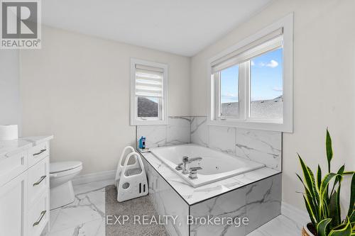 222 Boardwalk Way, Thames Centre, ON - Indoor Photo Showing Bathroom