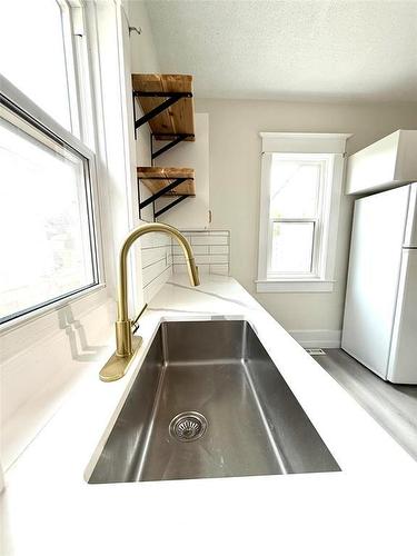 672 Machray Avenue, Winnipeg, MB - Indoor Photo Showing Kitchen With Double Sink