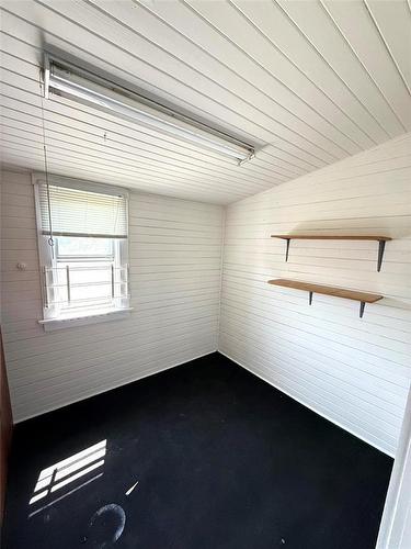 672 Machray Avenue, Winnipeg, MB - Indoor Photo Showing Garage