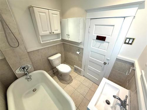 672 Machray Avenue, Winnipeg, MB - Indoor Photo Showing Bathroom