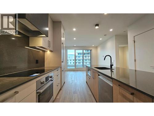 3340 Lakeshore Road Unit# 606, Kelowna, BC - Indoor Photo Showing Kitchen With Upgraded Kitchen