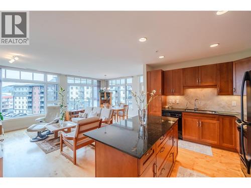 3301 Skaha Lake Road Unit# 406, Penticton, BC - Indoor Photo Showing Kitchen