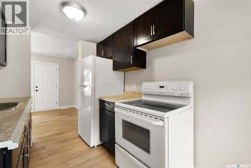 3814 Castle Road, Regina, SK - Indoor Photo Showing Kitchen
