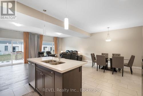 7185 Parsa Street, Niagara Falls (Brown), ON - Indoor Photo Showing Kitchen With Double Sink