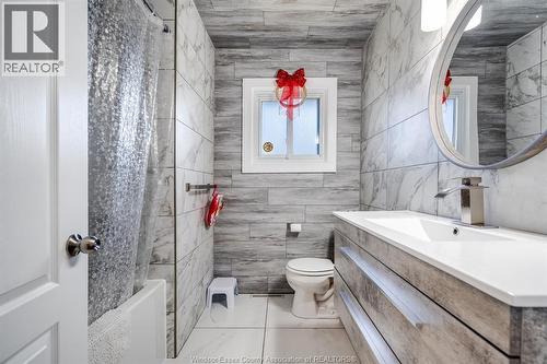 1826 Mayfair Street, Kingsville, ON - Indoor Photo Showing Bathroom