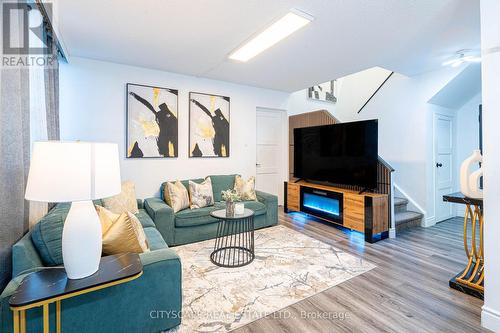 115 - 2121 Roche Court, Mississauga, ON - Indoor Photo Showing Living Room