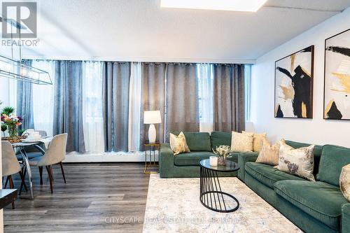 115 - 2121 Roche Court, Mississauga, ON - Indoor Photo Showing Living Room