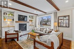 Living Room with Gas fireplace and built-ins - 