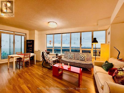 Lph1-15 - 7161 Yonge Street, Markham, ON - Indoor Photo Showing Living Room