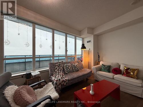 Lph1-15 - 7161 Yonge Street, Markham, ON - Indoor Photo Showing Living Room