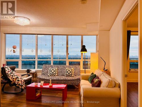 Lph1-15 - 7161 Yonge Street, Markham, ON - Indoor Photo Showing Living Room