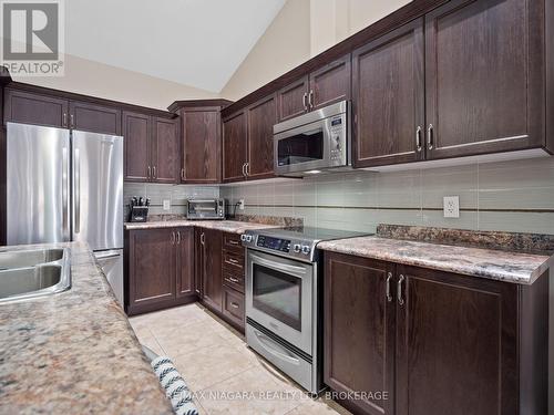 4 - 9440 Eagle Ridge Drive, Niagara Falls (Forestview), ON - Indoor Photo Showing Kitchen With Double Sink